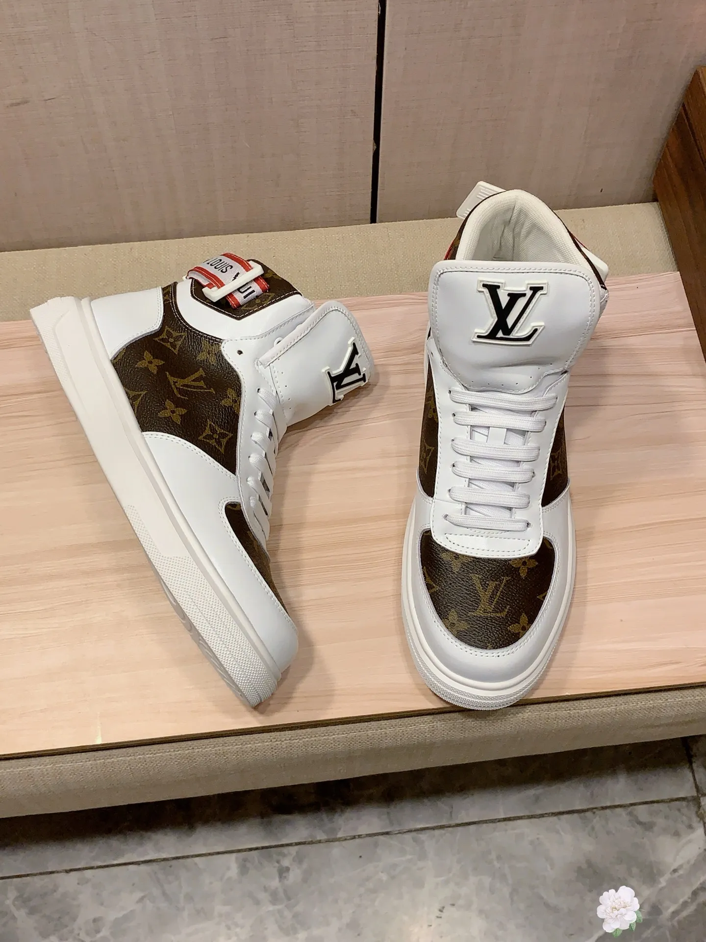 High-top men's shoes 💰442💰💰🎩🎩[Lightning][Lightning] "LV*" latest • popular casual shoes, top brand [seduce] luxury~purchase, top~quality. [Strong] The upper is made of imported breathable cowhide with fabric material ➕ Breathable sheepskin feet (•) and fine workmanship. The original stylish and stylish soft rubber wear-resistant and non-slip outsole is light and comfortable on the feet. The real thing looks better when taken in real life. 111: code: 38-44, 2️⃣ colors selected